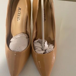 Nude wide feet pump.